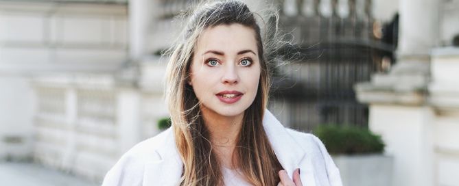 julia w jasnym płaszczu